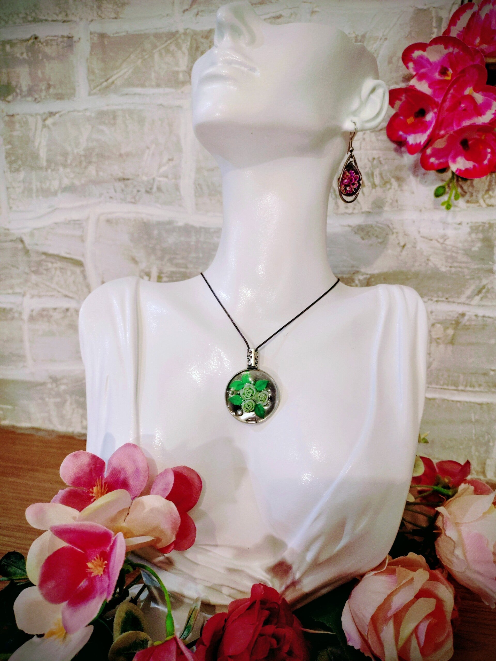 Collier pendentif médaillon roses vertes