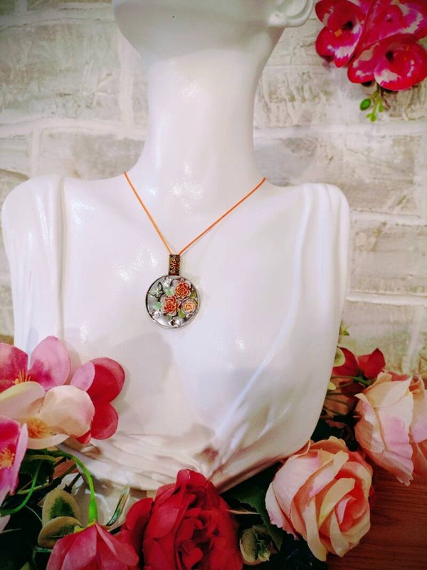 Collier Médaillon roses orange