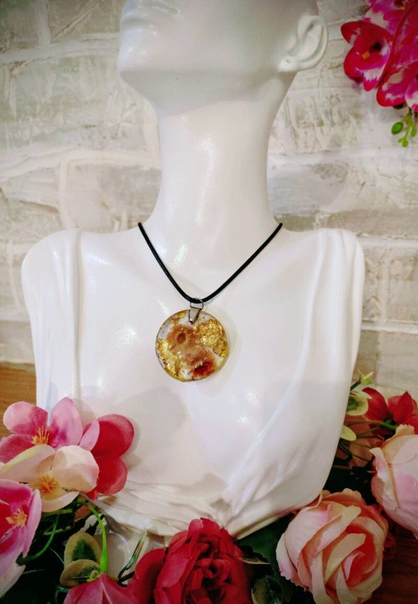 Collier médaillon fleurs séchées papier d'or
