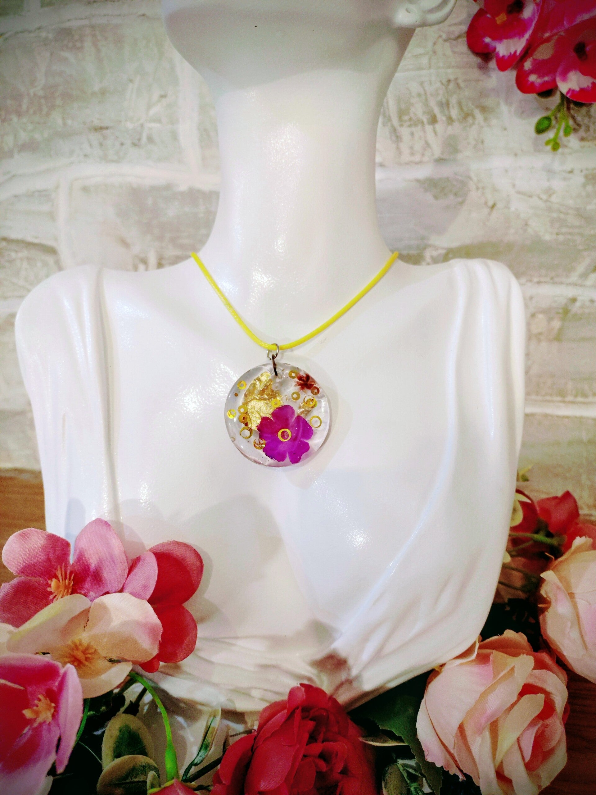 Collier médaillon fleur mauve papier d'or