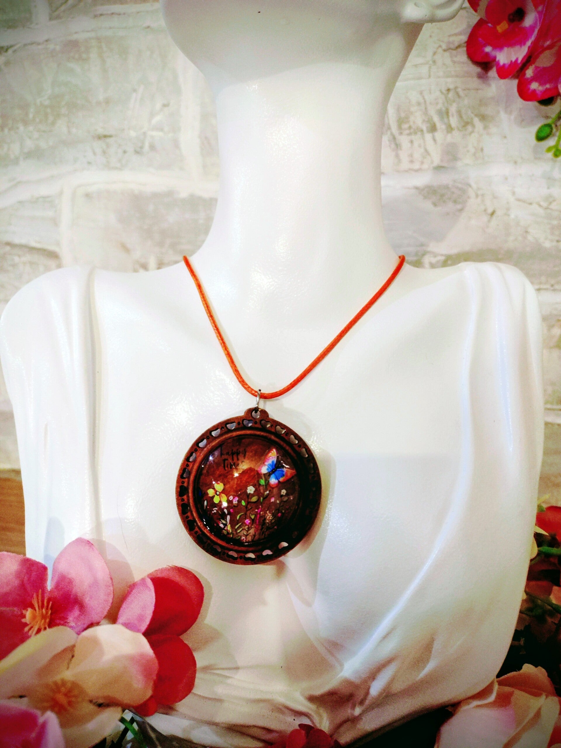 Collier médaillon bois papillon fleur
