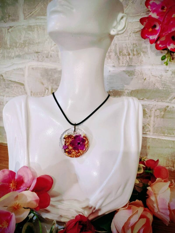 Collier médaillon fleur mauve papier doré