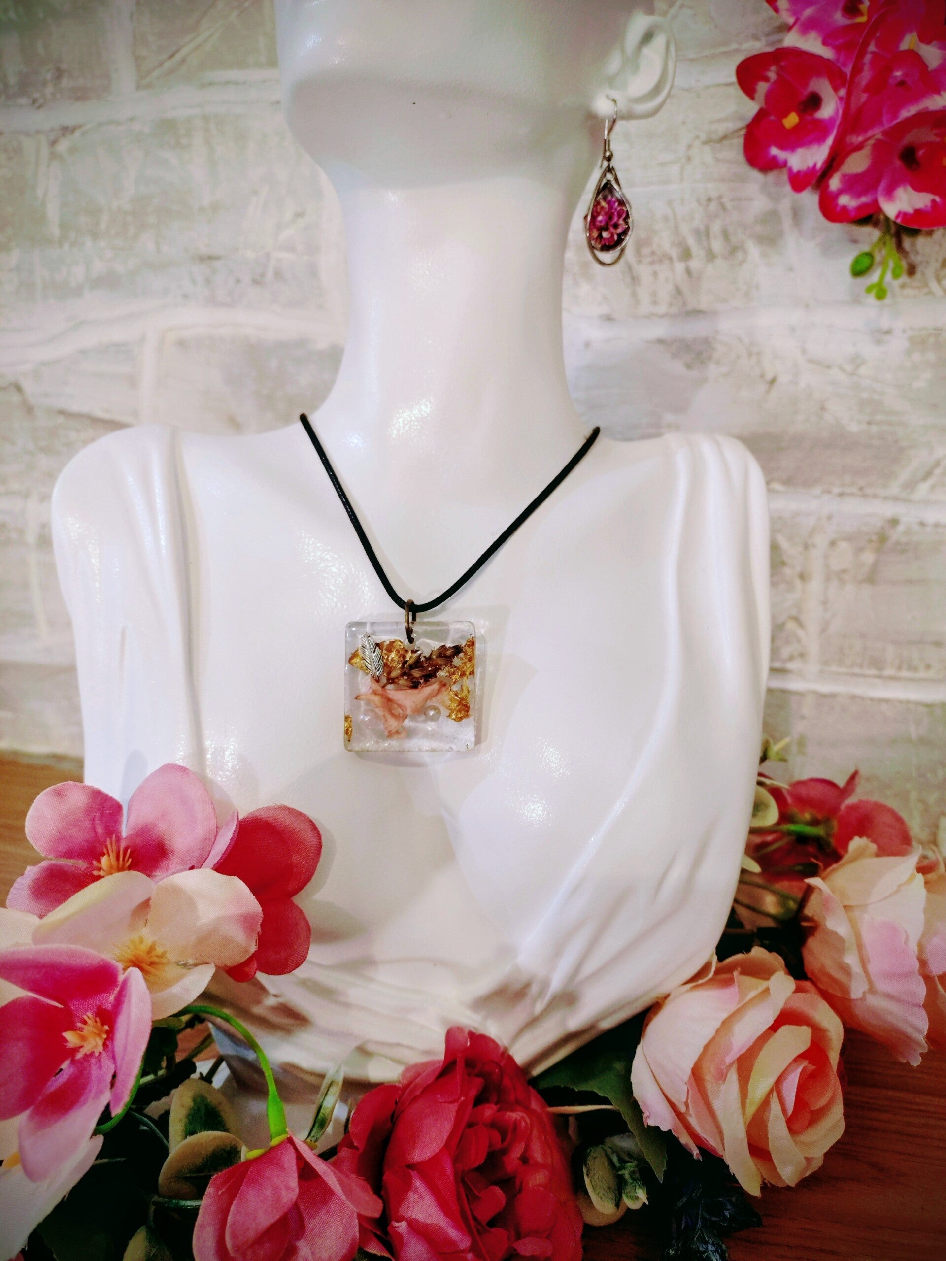 Collier médaillon carré fleurs séchées