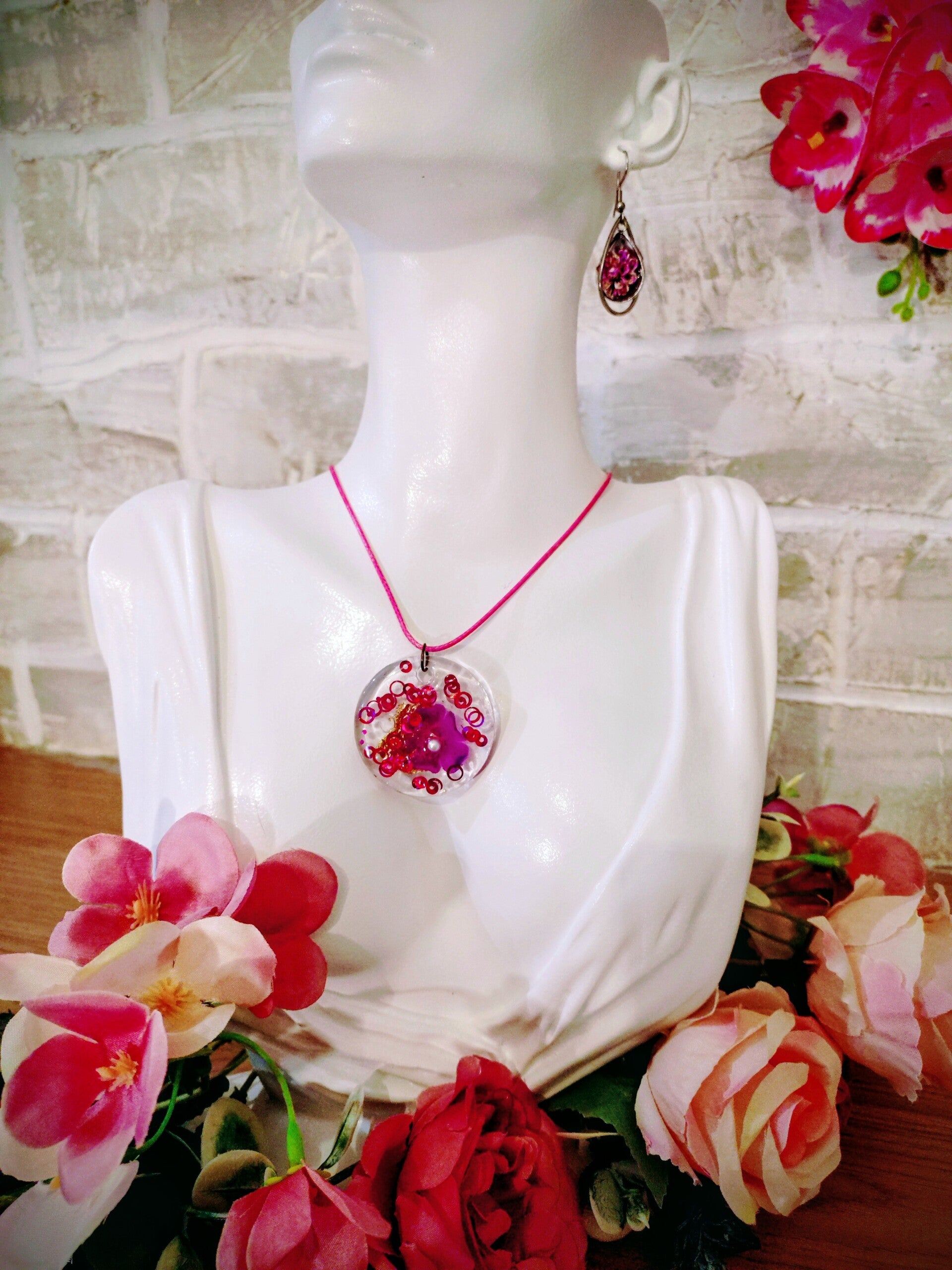 Collier médaillon fuschia