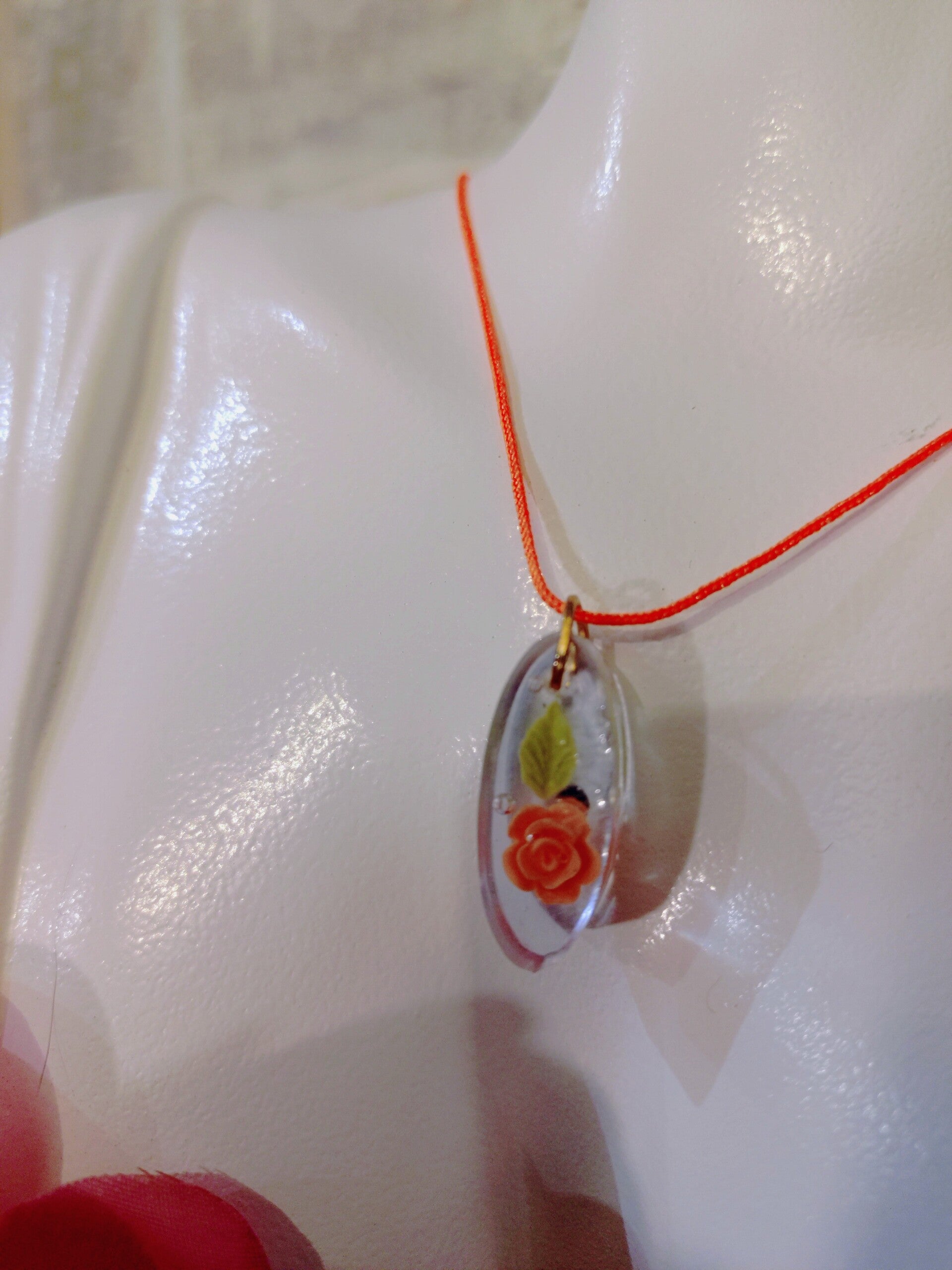 Collier médaillon ovale rose orange