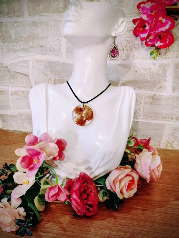 Collier médaillon fleurs séchées papier doré