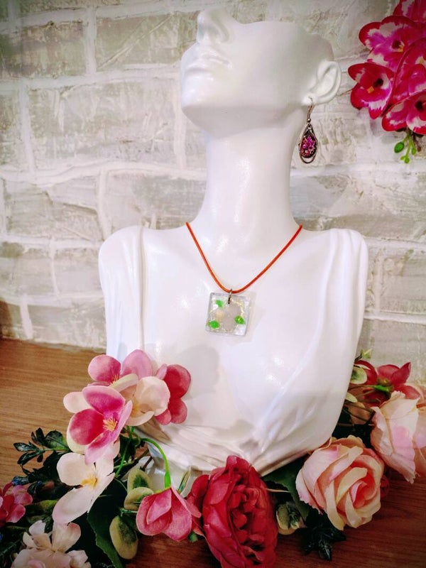 Collier médaillon carré roses pâle