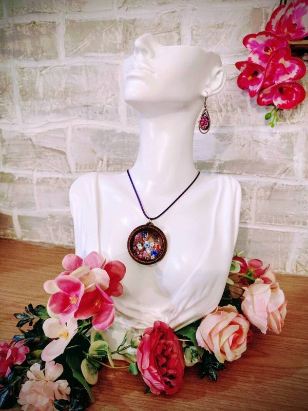 Collier médaillon bois fleur et papillon