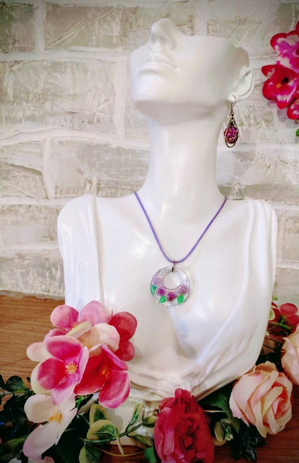 Collier médaillon fleur pastel