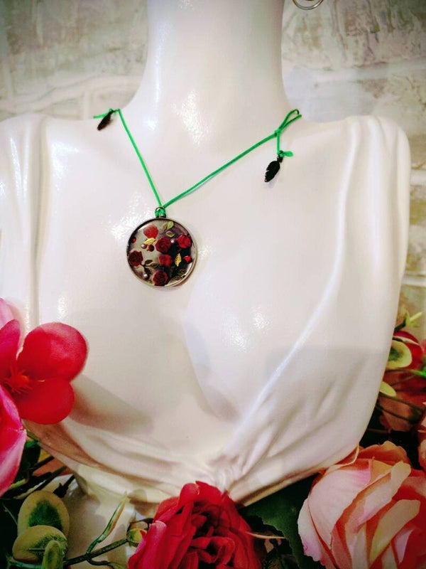 Collier médaillon roses rouge
