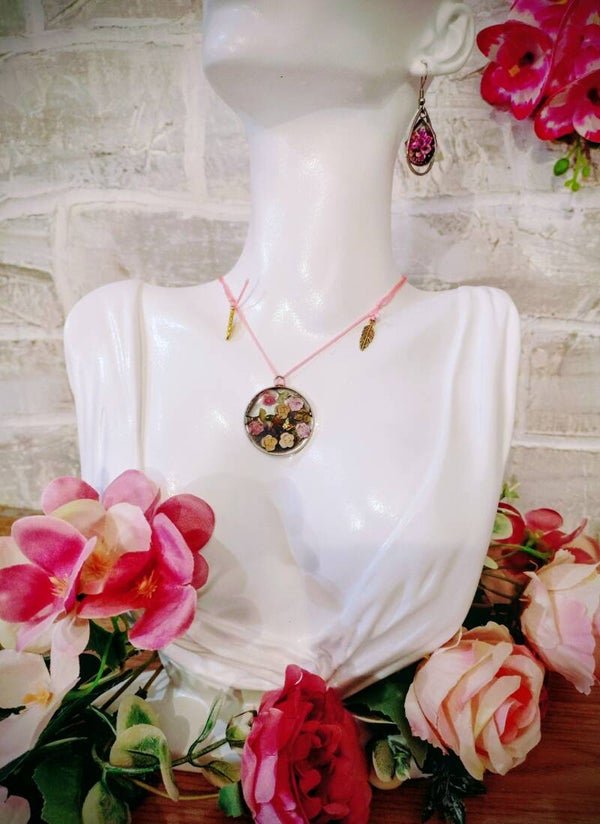 Collier médaillon roses clair