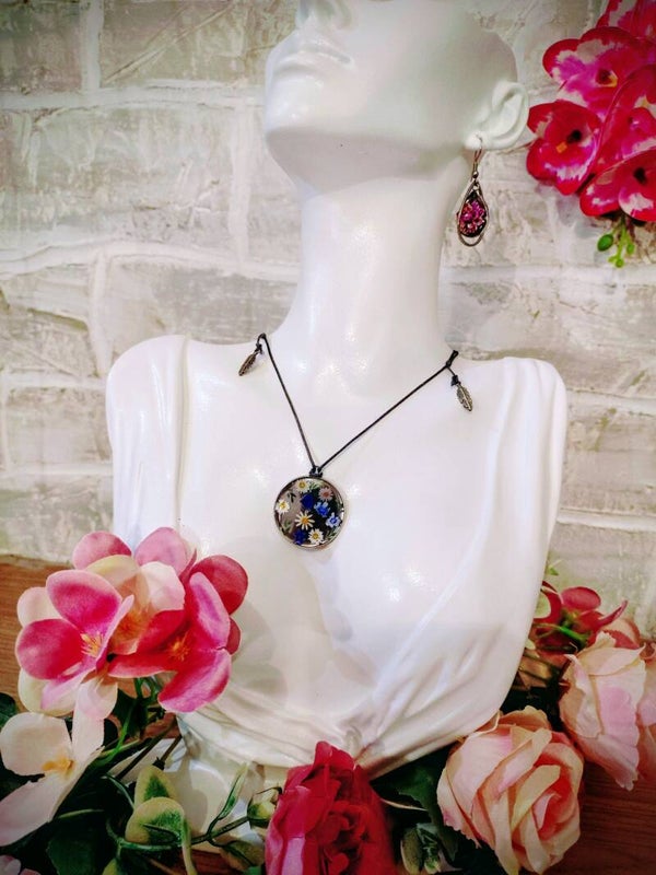 Collier médaillon fleur blanche et bleu