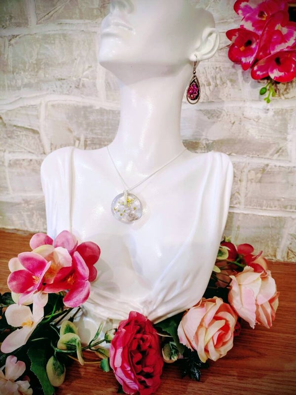 Collier médaillon rond fleur blanche et or