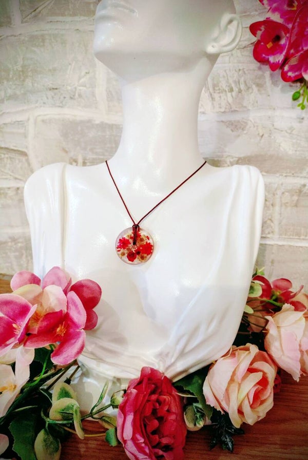Collier médaillon rond fleurs séchées rouge et blanche