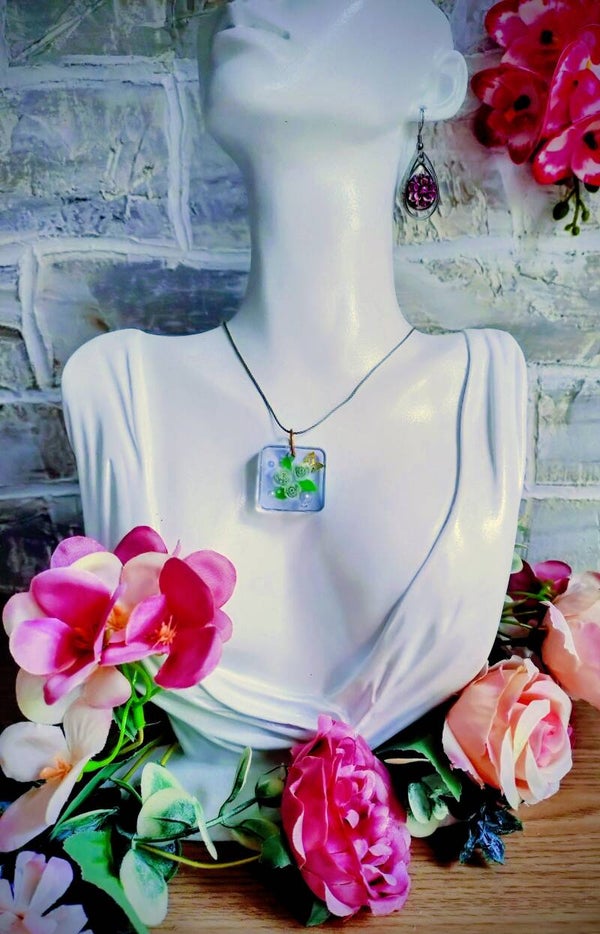 Collier médaillon carré roses verte