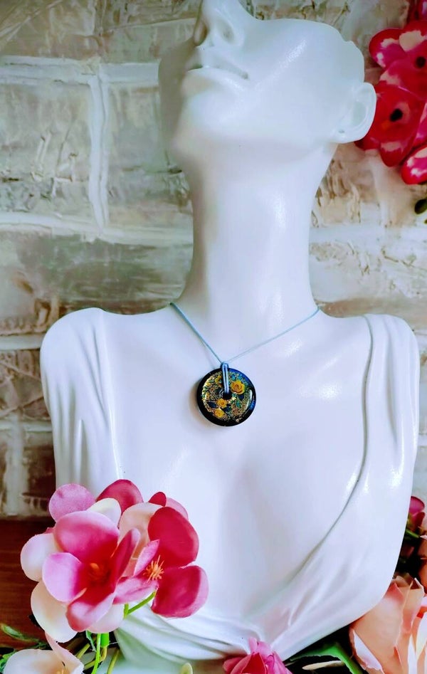 Collier médaillon donut bleu avec roses jaune