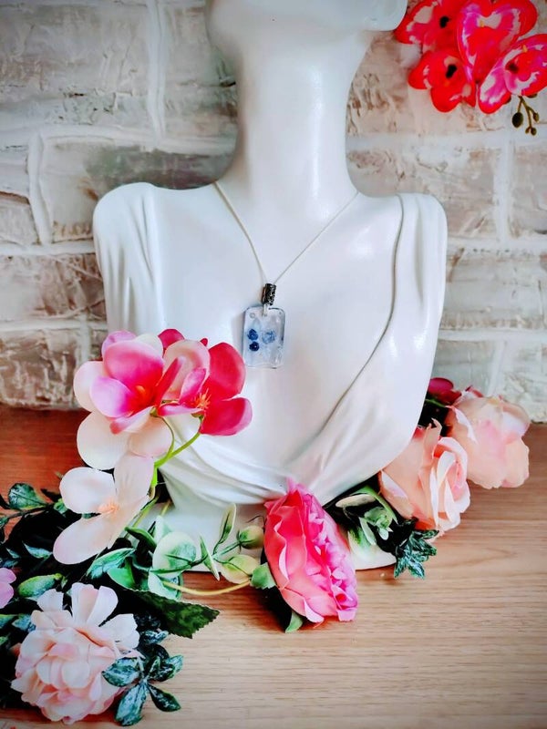 Collier médaillon rectangulaire roses bleu