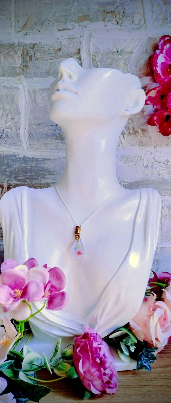 Collier médaillon goutte rose
