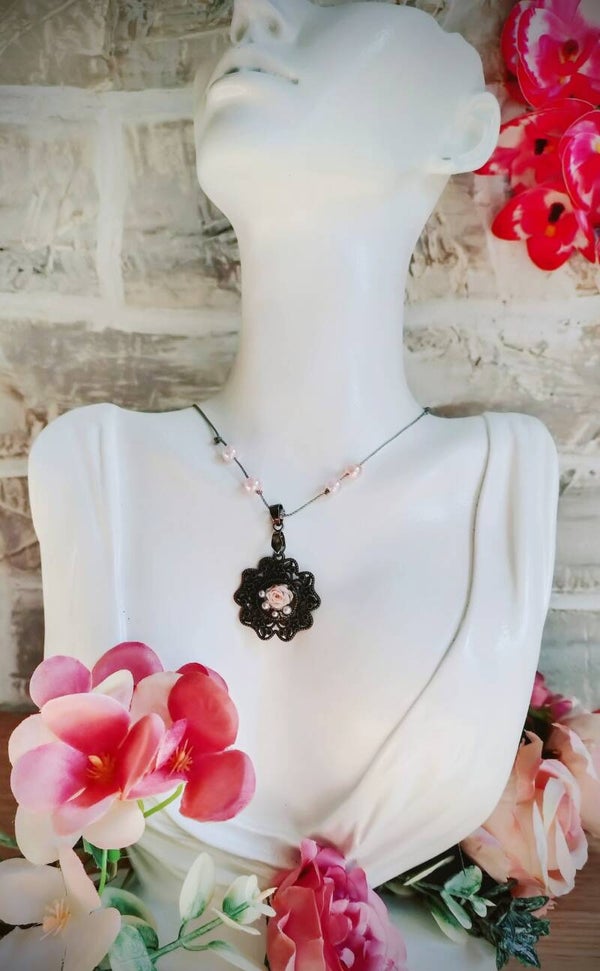 Collier médaillon ancien rose rose