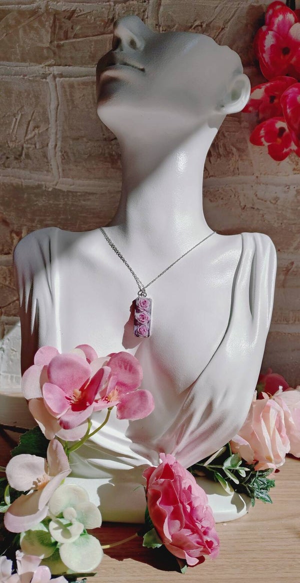 Collier médaillon rectangulaire roses parme