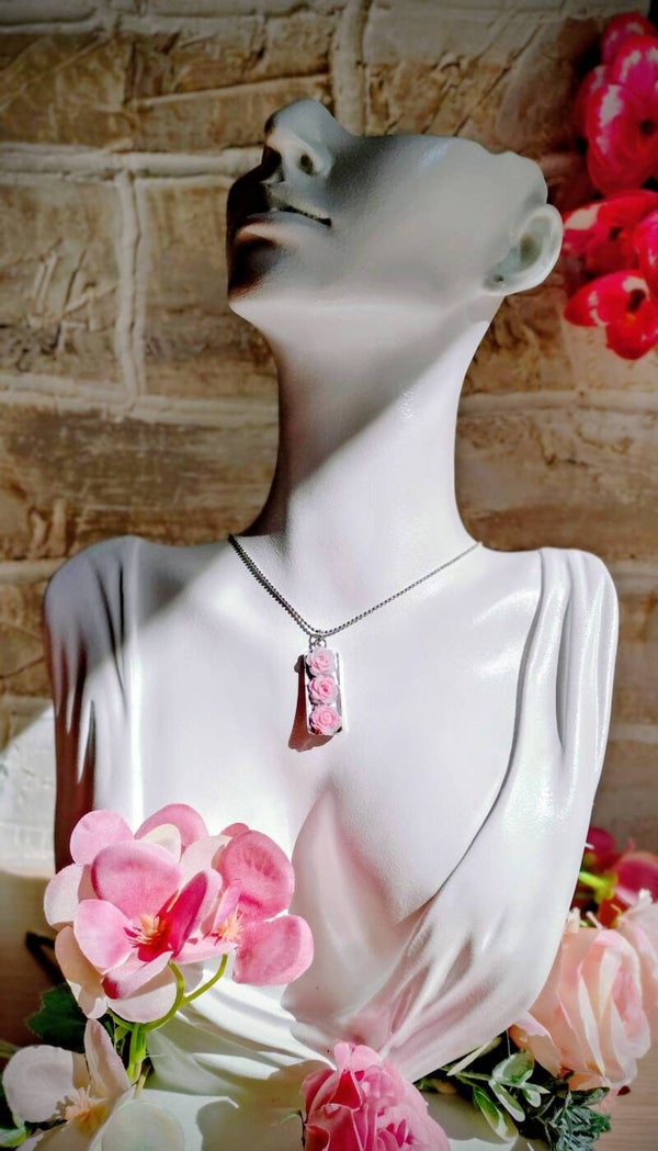 Collier médaillon rectangulaire roses rose