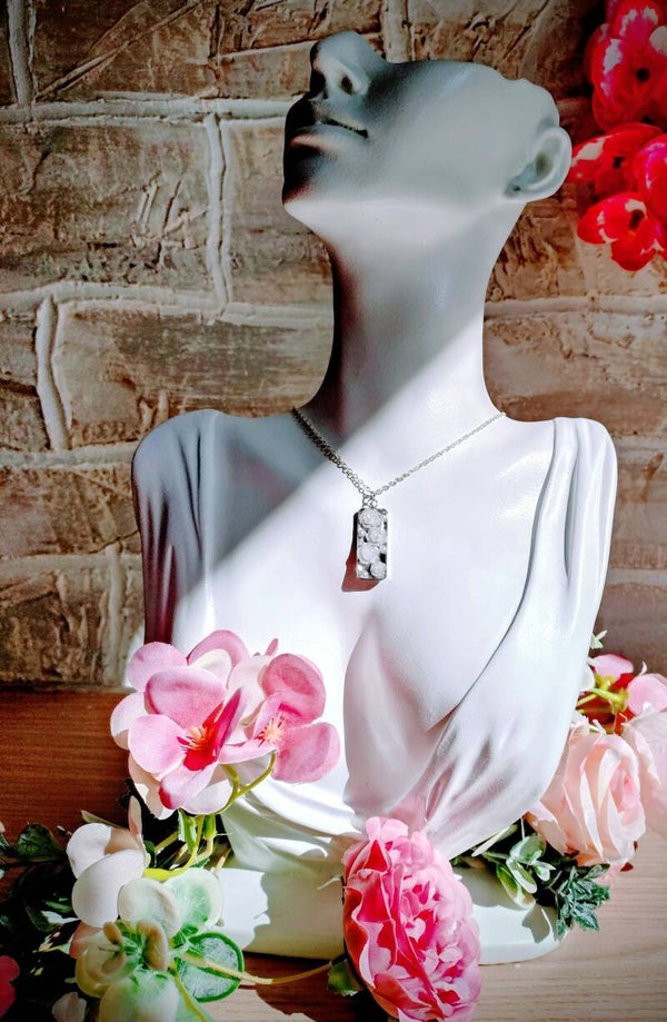 Collier médaillon rectangulaire roses blanche