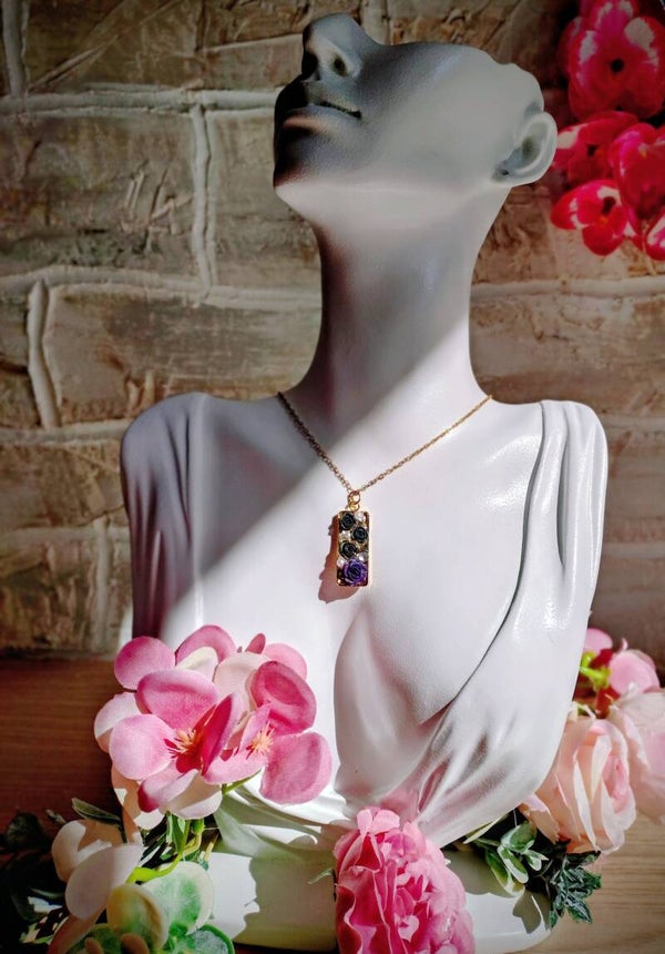 Collier médaillon rectangulaire roses noires