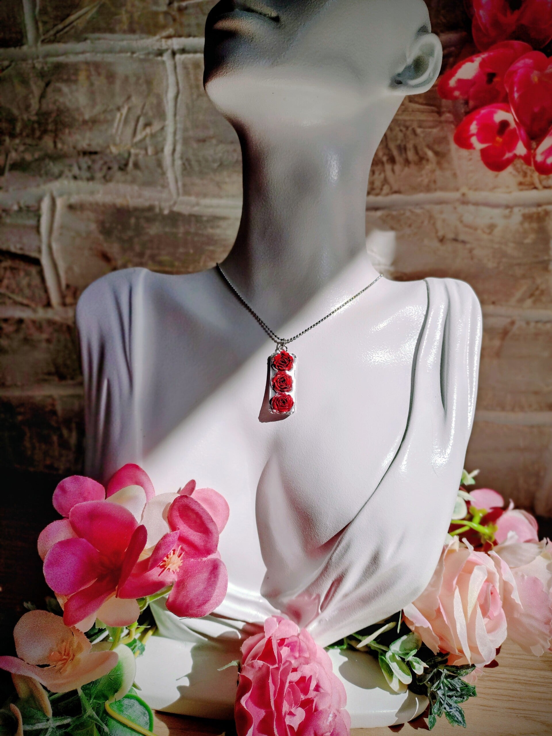 Collier médaillon rectangulaire roses rouge