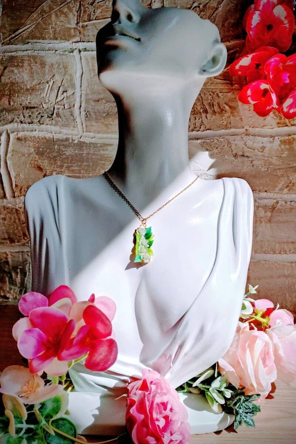 Collier médaillon rectangulaire roses verte