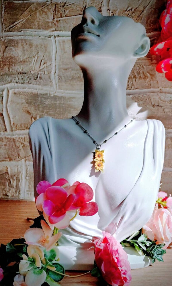Collier médaillon rectangulaire tournesol