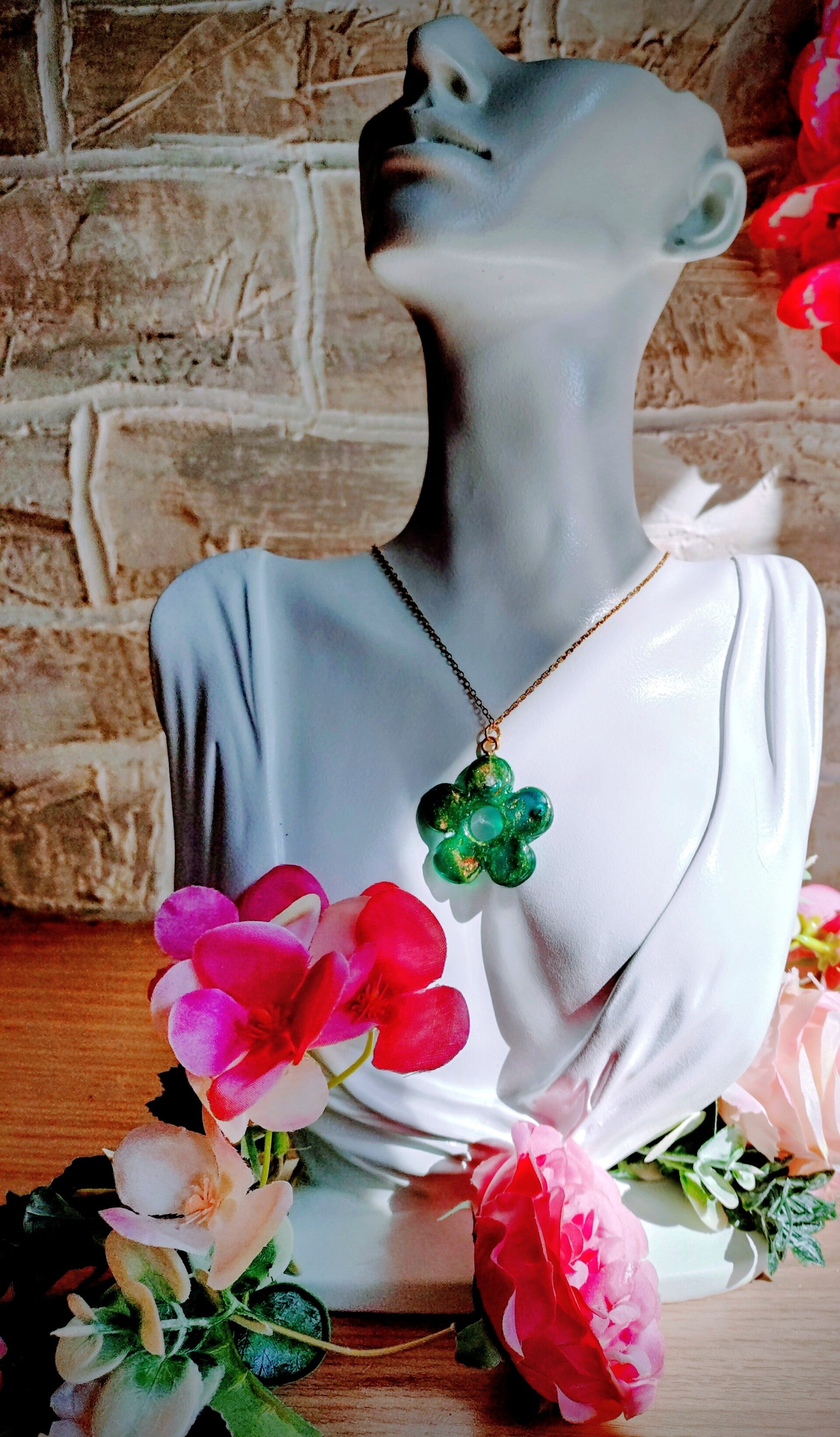Collier médaillon fleur doré verte