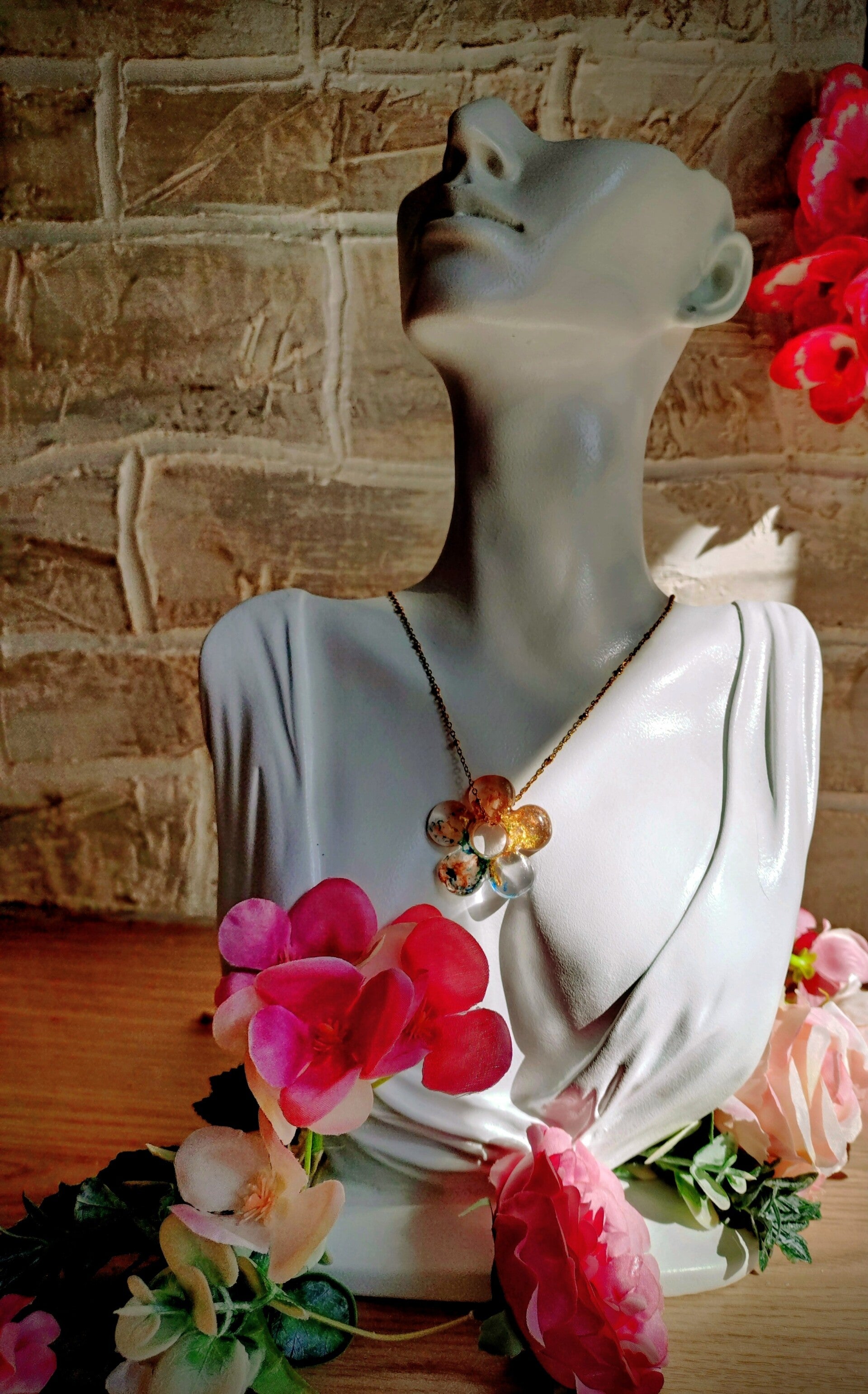 Collier médaillon fleur transparent doré bleu