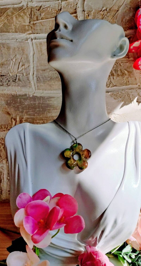 Collier médaillon fleur vert doré ocre