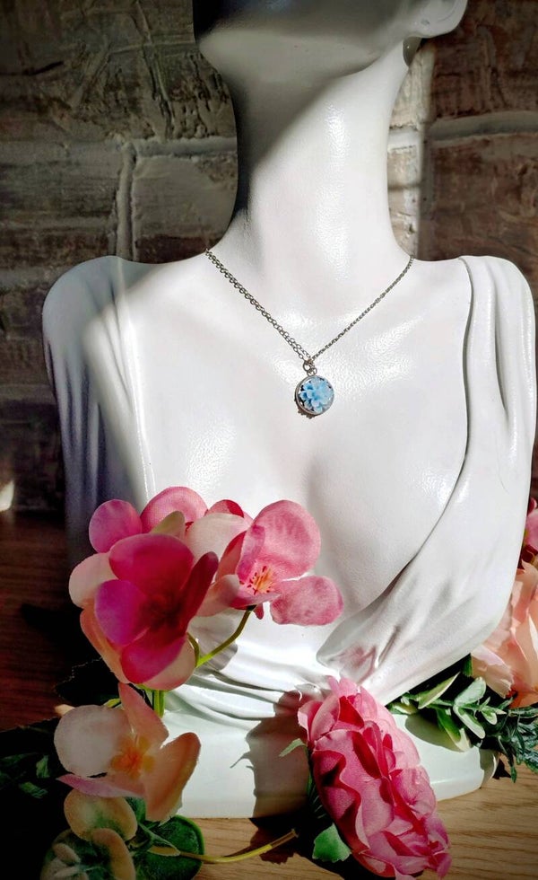 Collier solitaire floral bleu ciel