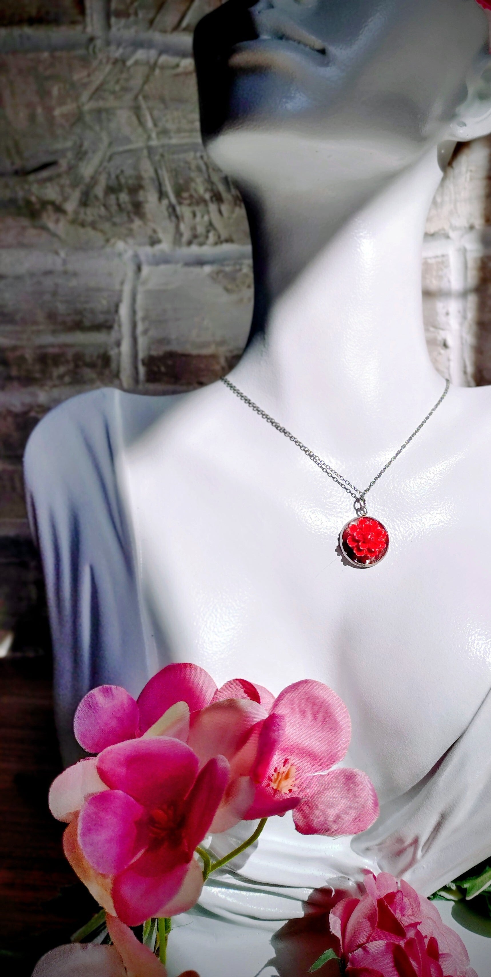 Collier solitaire floral rouge