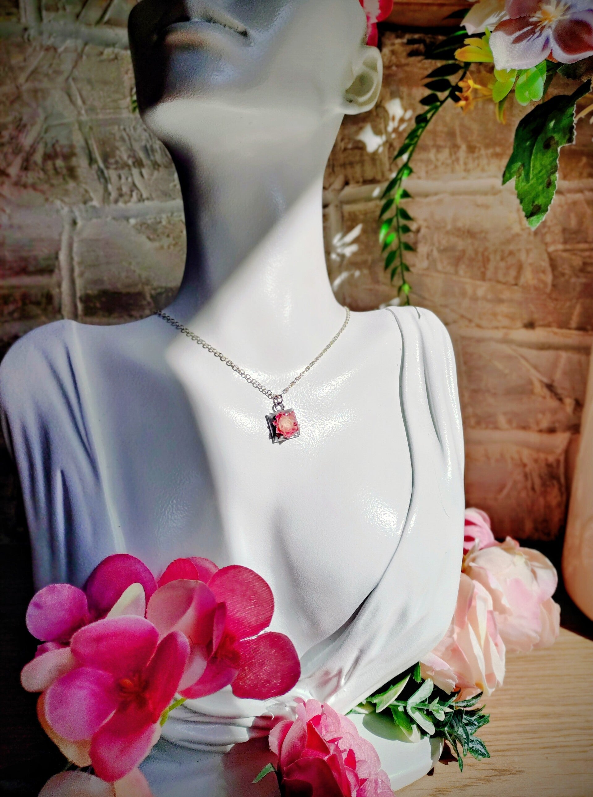 Collier solitaire floral rose