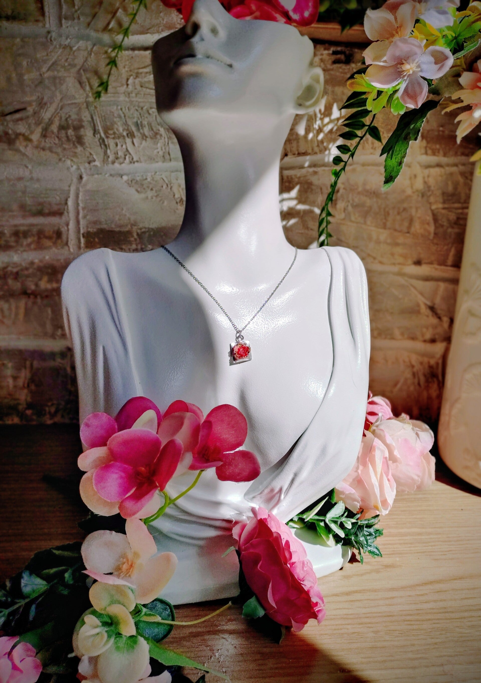 Collier solitaire floral fushia pailleté