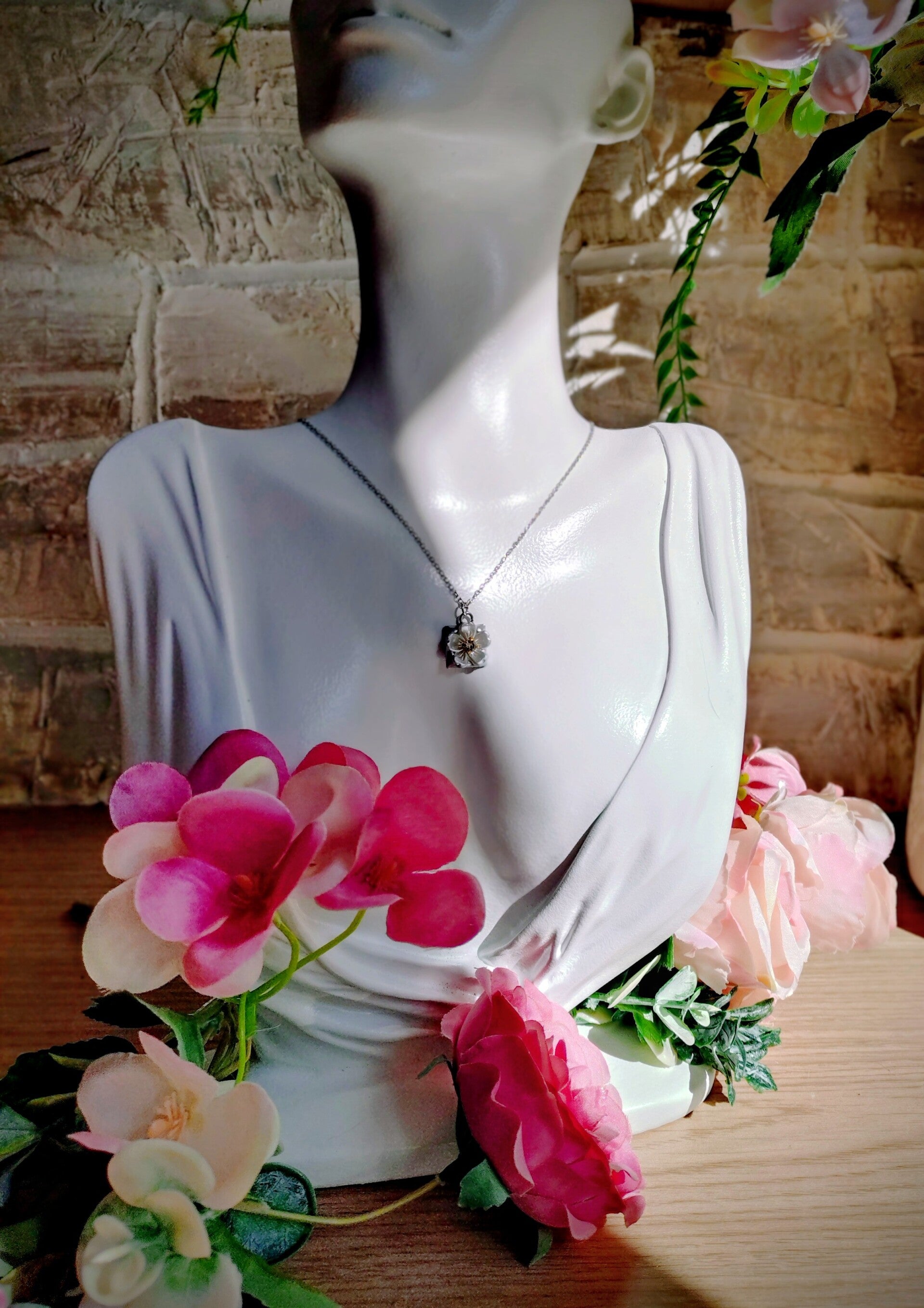 Collier solitaire floral blanc