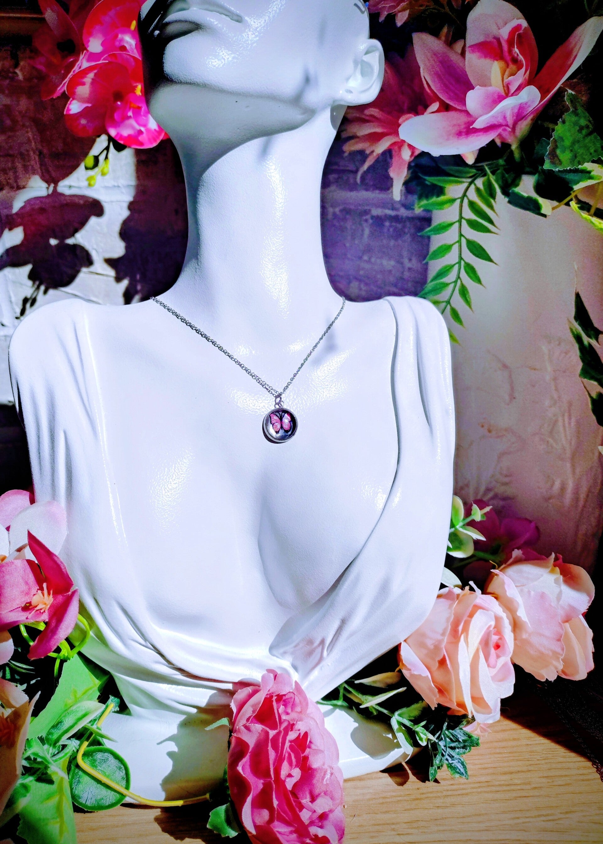 Collier médaillon papillon rose