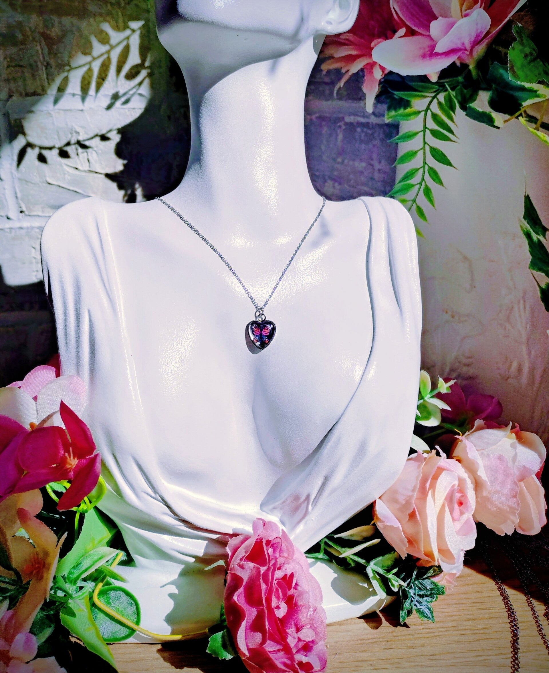 Collier médaillon cœur papillon rose