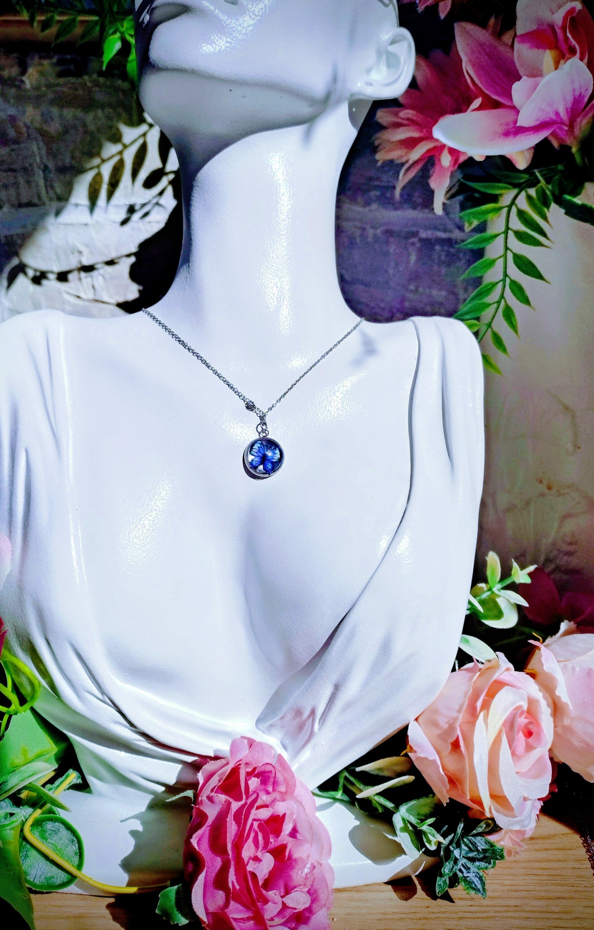 Collier médaillon papillon bleu