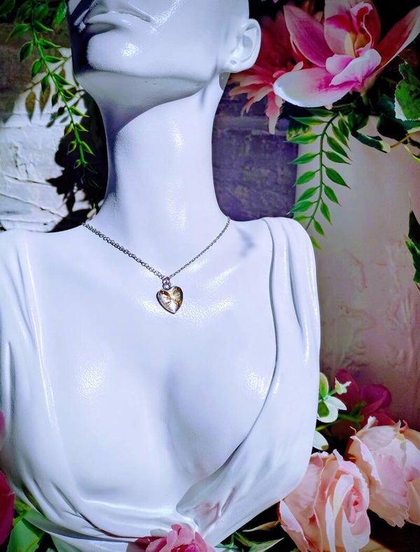 Collier médaillon cœur papillon doré