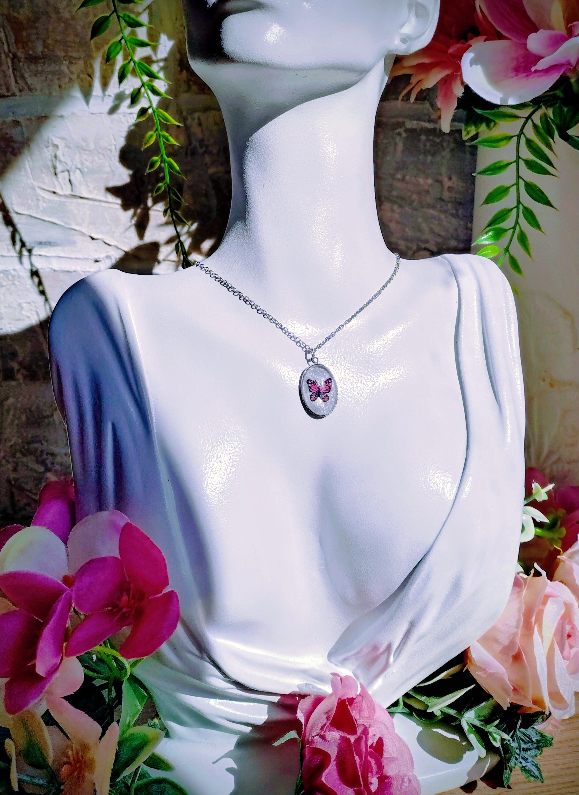 Collier médaillon ovale papillon rose