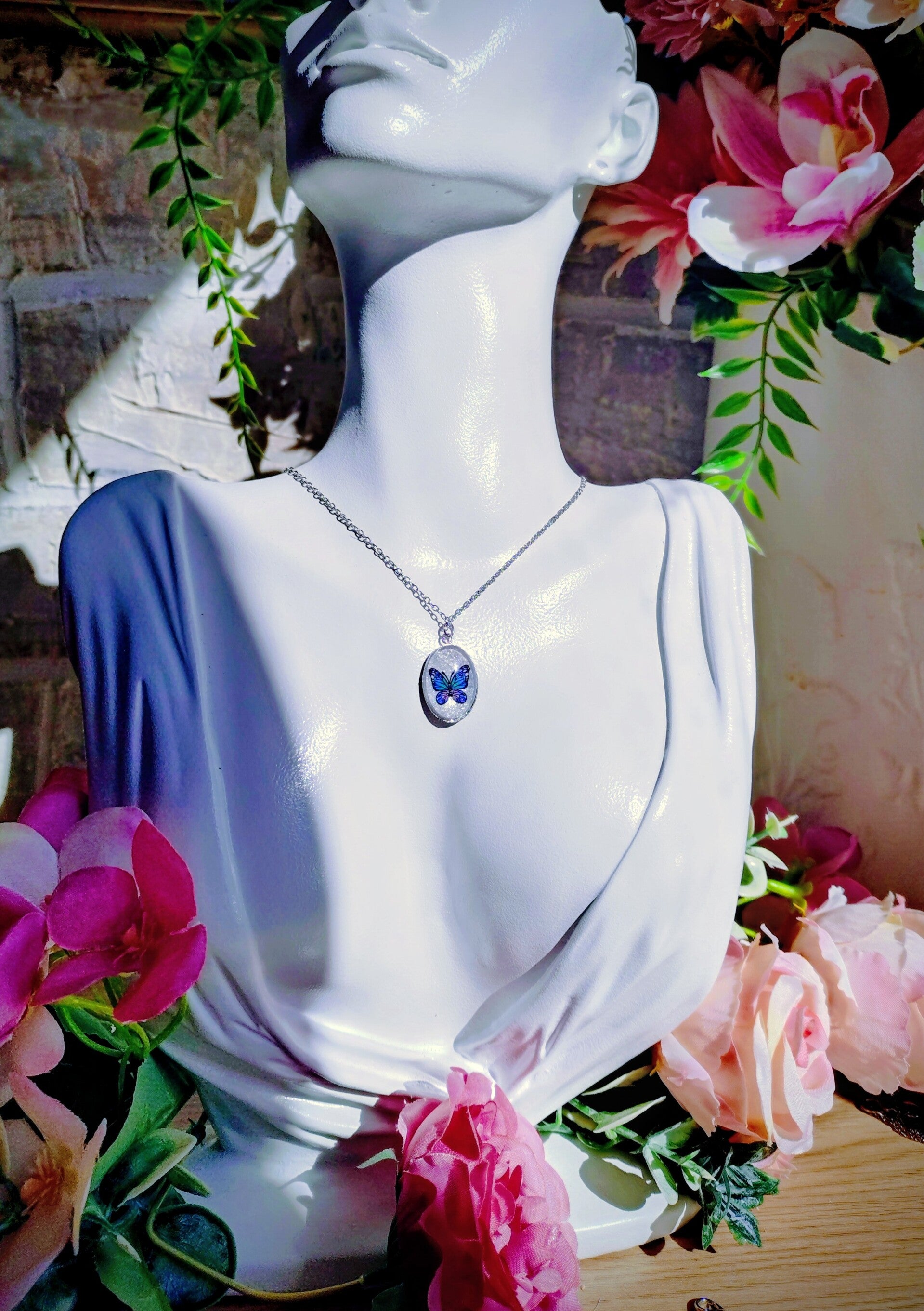 Collier médaillon ovale papillon bleu
