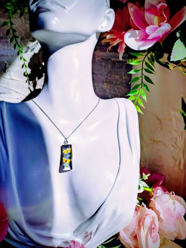 Collier médaillon rectangulaire papillon jaune