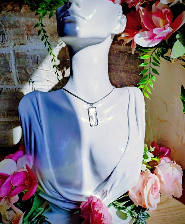 Collier médaillon rectangulaire papillon en rose