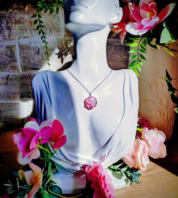Collier médaillon rond fleur mauve