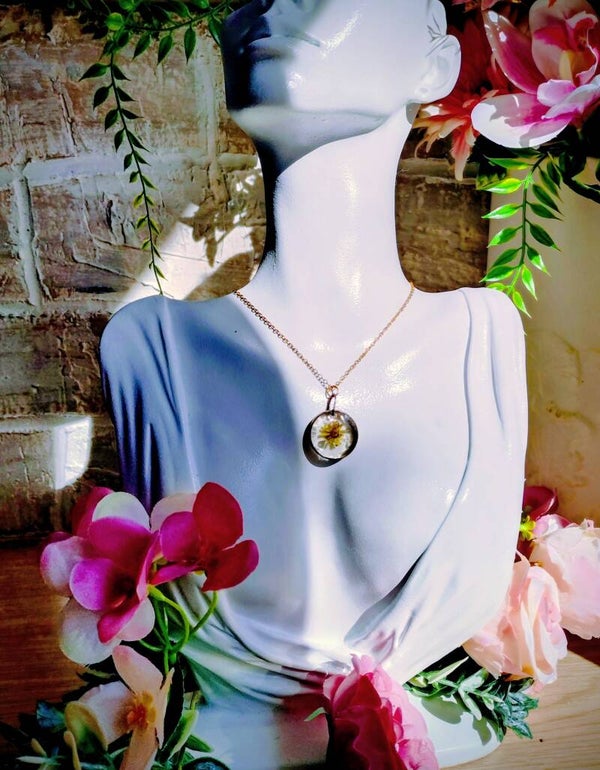Collier médaillon rond fleur séchée