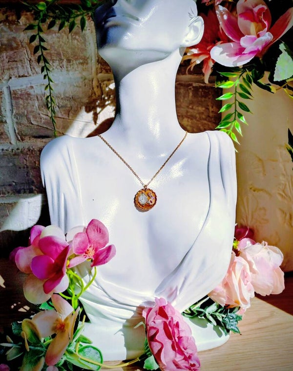 Collier médaillon horloge