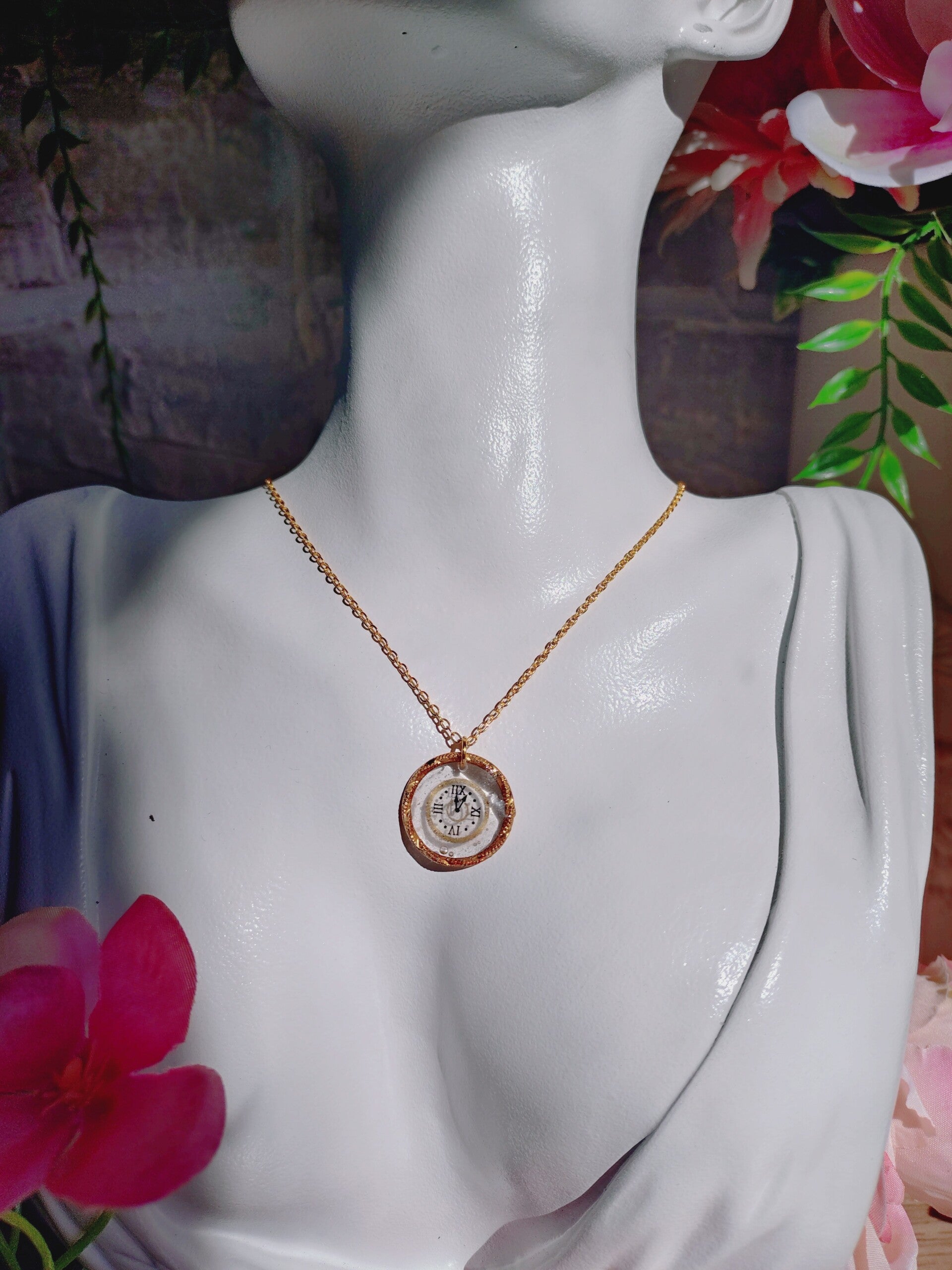 Collier médaillon rond horloge